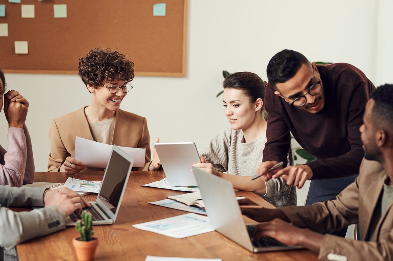 Todo lo que necesita tu equipo para hacer una correcta brainstorming